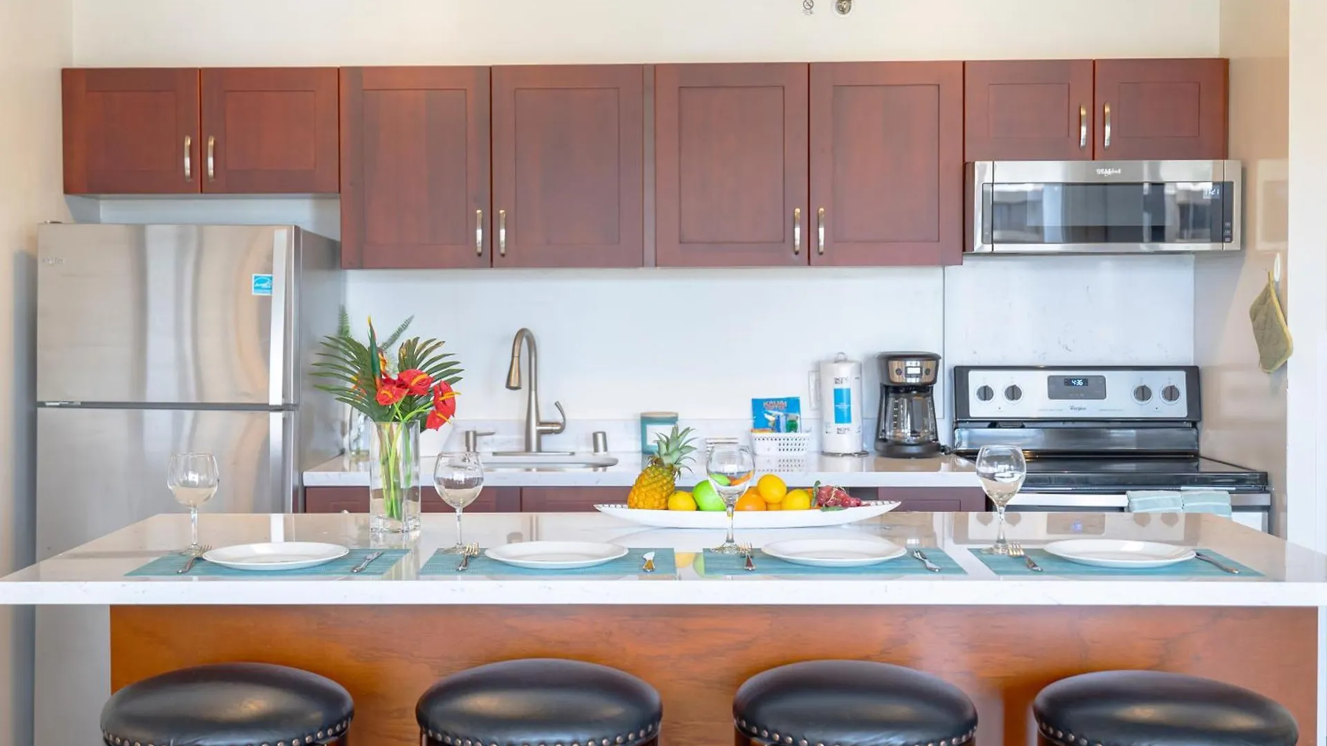 Mountain View Getaway, Free Parking And Beach Steps Away Honolulu Apartment