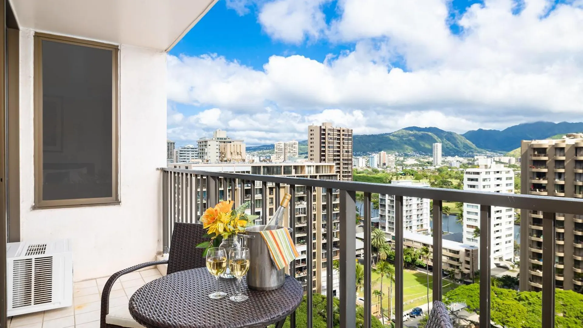 Mountain View Getaway, Free Parking And Beach Steps Away Honolulu