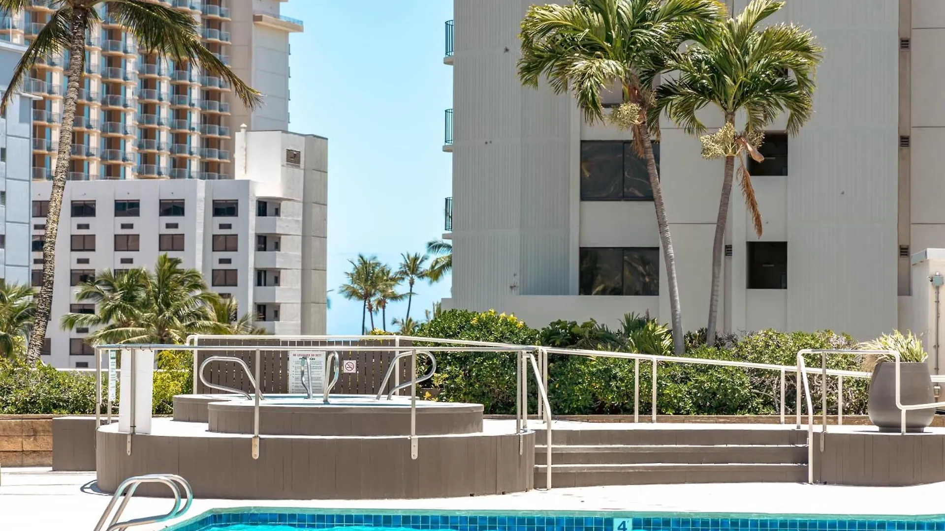 Mountain View Getaway, Free Parking And Beach Steps Away Honolulu Apartment